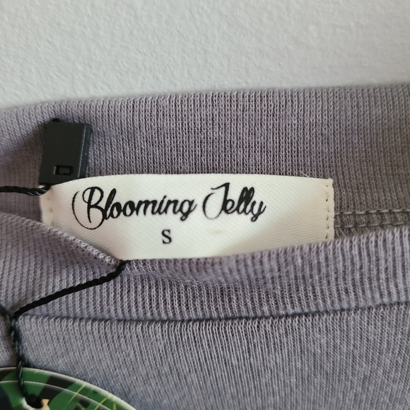 ✨️5 for $25✨️ Brand New Small Blooming Jelly Striped Long Sleeve Shirt - Picture 2 of 4